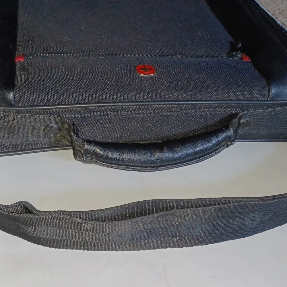 SwissGear black Laptop Case adjustable strap and luggage strap 17